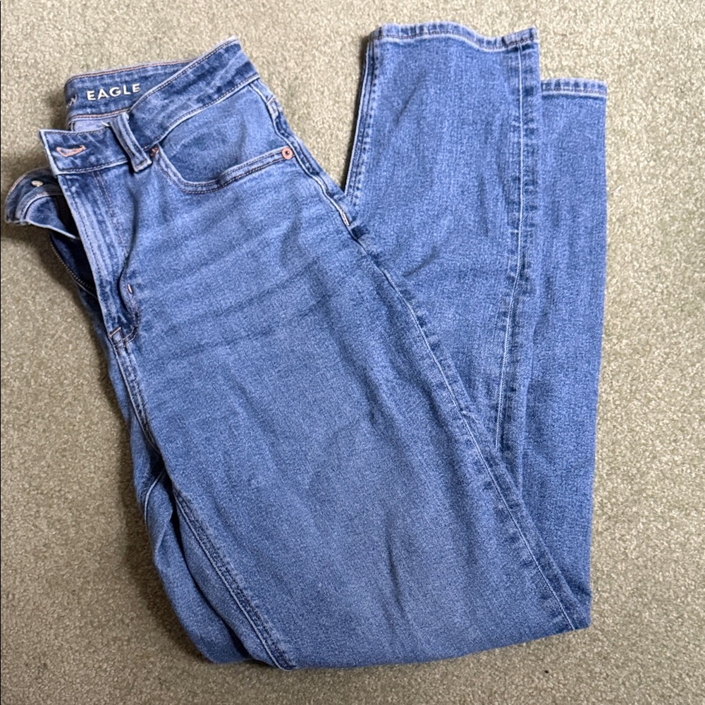 AMERICAN EAGLE MOM JEANS💙